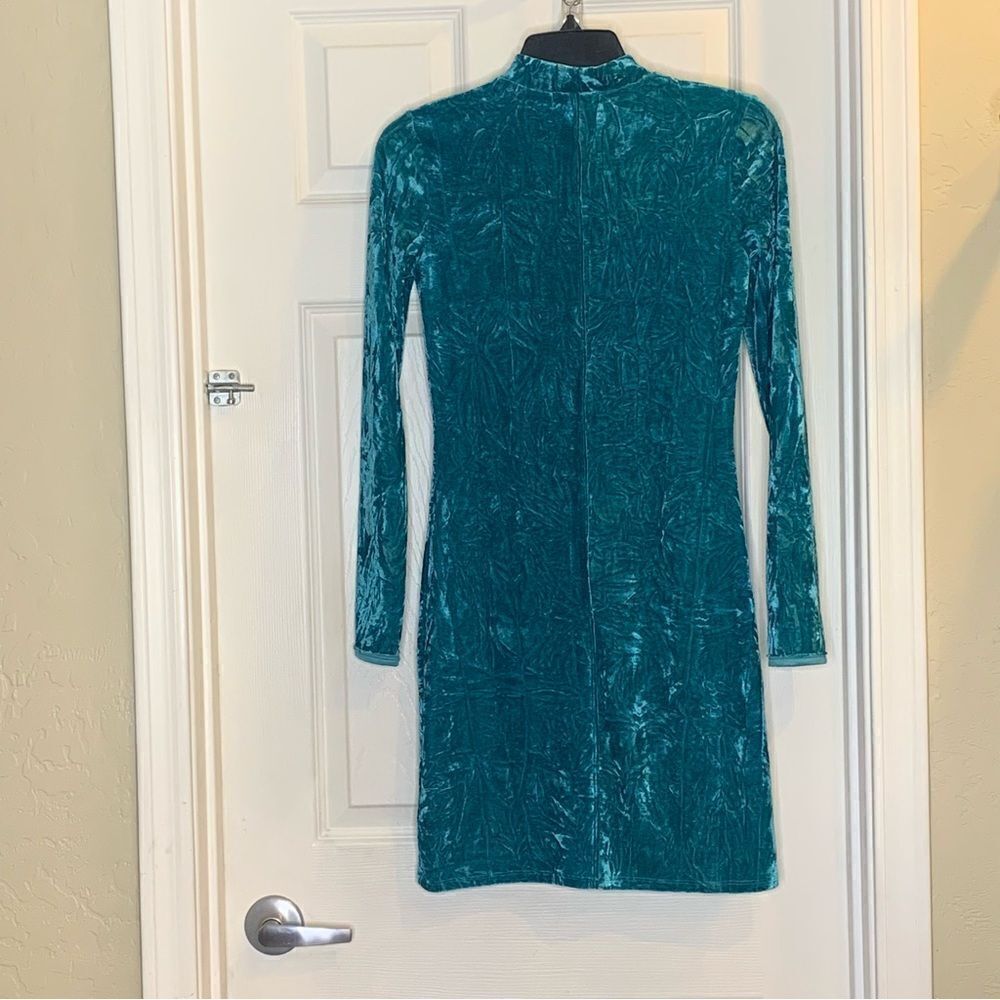 Urban Outfitters Kimchi Blue Iris Velvet Mini Dress Size Small - Picture 9 of 9